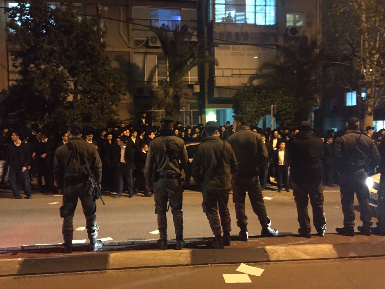 עשרות הפגינו מול בית מגייס חרדים: "צא טמא, מיסיונר"