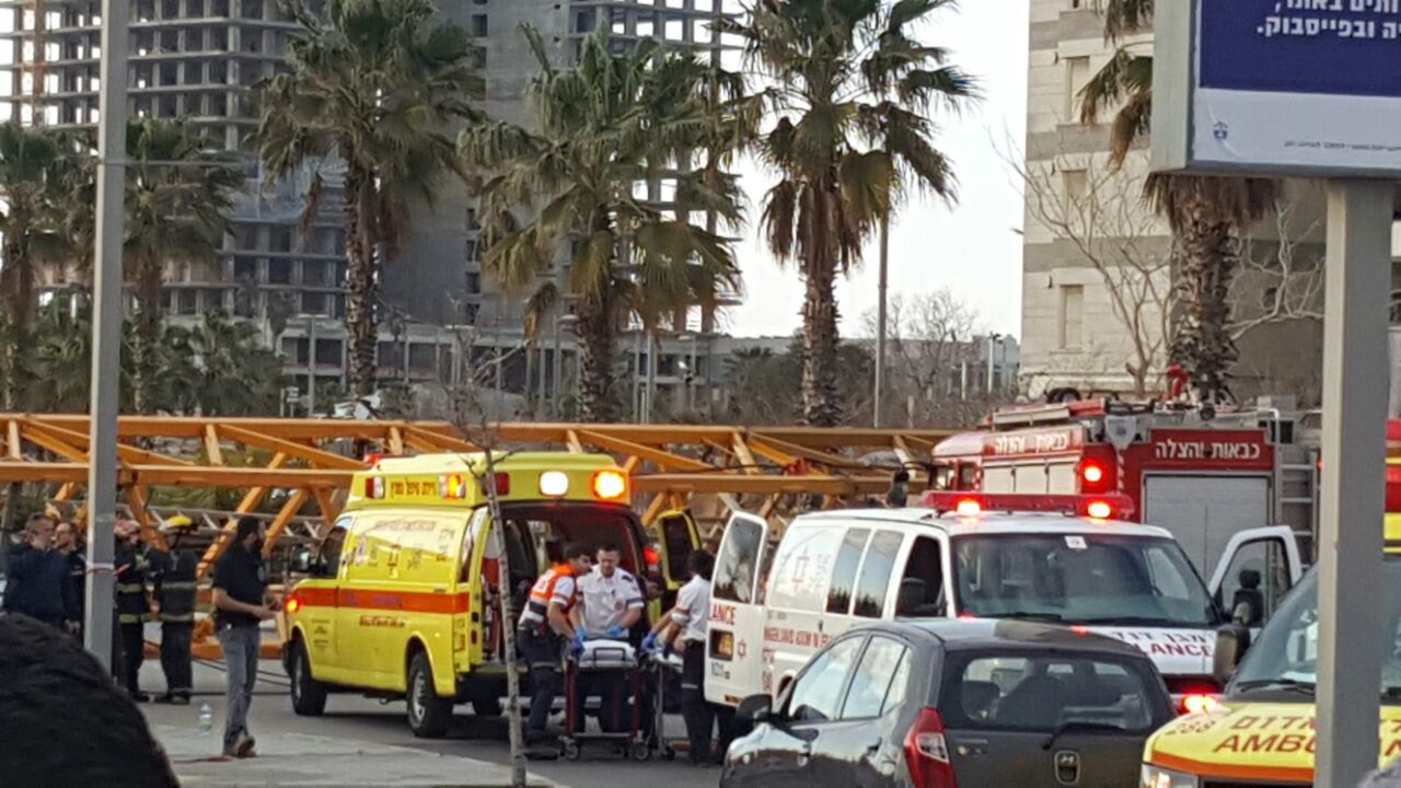 4 פצועים, בהם אחד קשה, מקריסת מנוף גבהים על מכוניות בבת ים