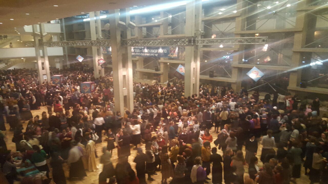 חלק מאלפי הנשים בכנס