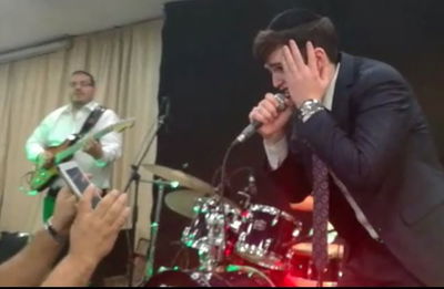 כך הגיב הזמר משה קליין על הולדת בתו באמצע הופעה