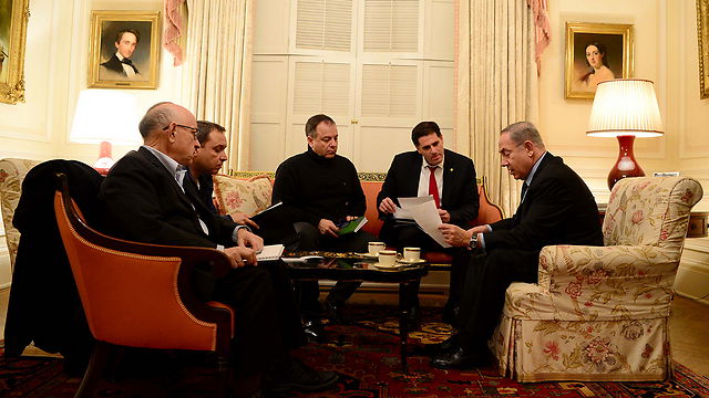 ראש הממשלה בישיבת היערכות עם צוותו המקצועי