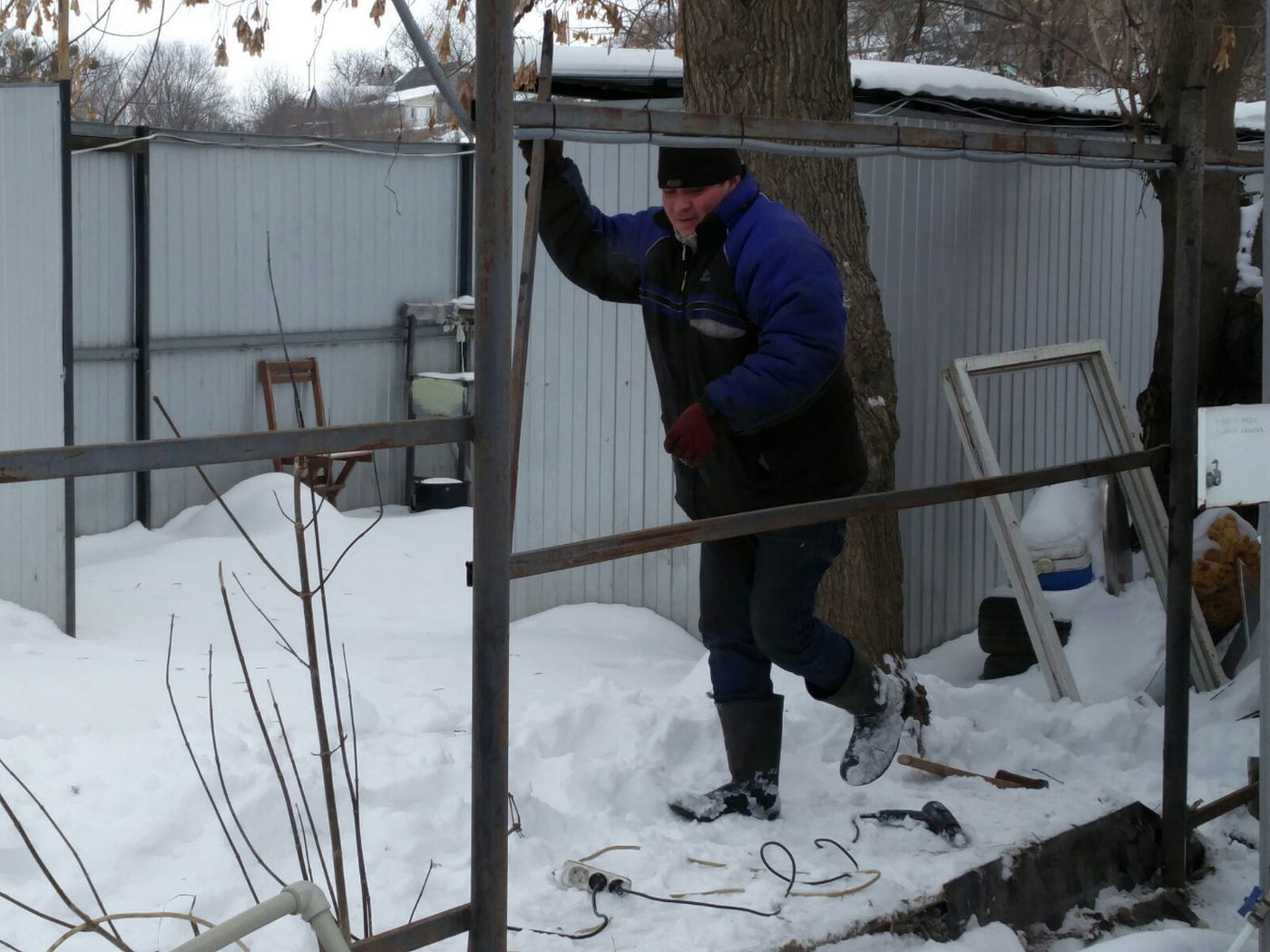 סוער באומן: פועלי העירייה הרסו אוהל לשינה