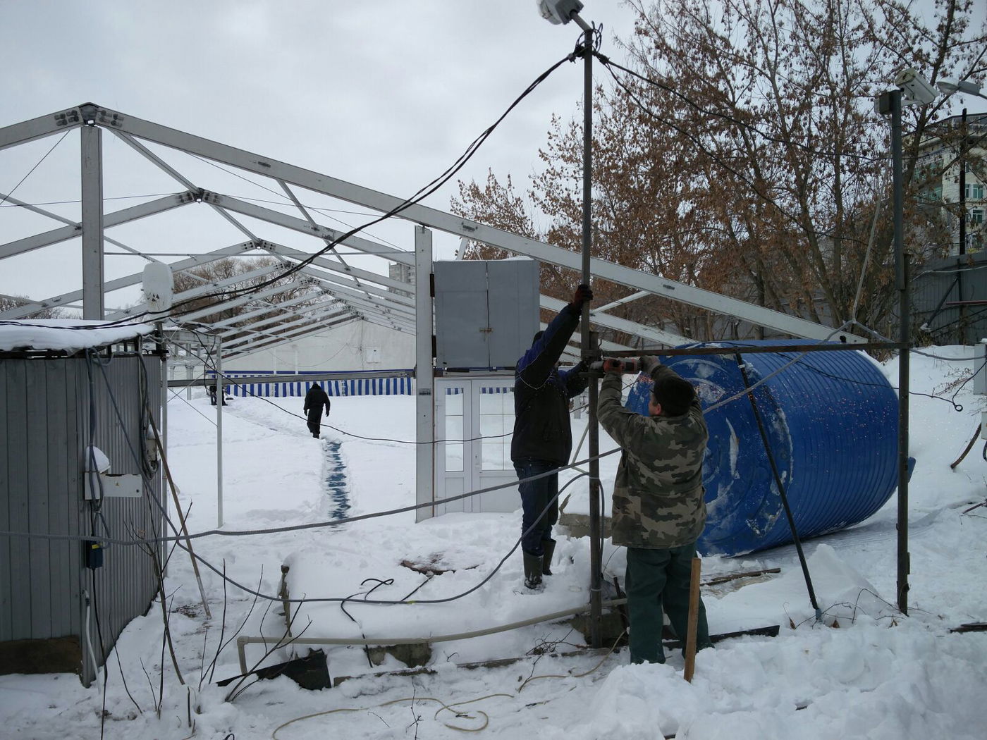 סוער באומן: פועלי העירייה הרסו אוהל לשינה