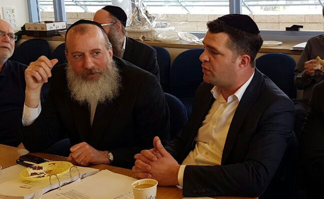 פיני עזרא ויוסי דייטש, בחגיגה