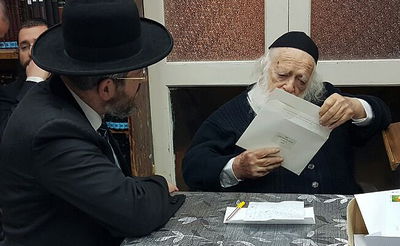 הרב דוד לאו במעונו של מרן הגר"ח קנייבסקי