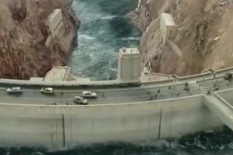 רכבי התושבים על הגשר שמעל מי האגם הגועשים