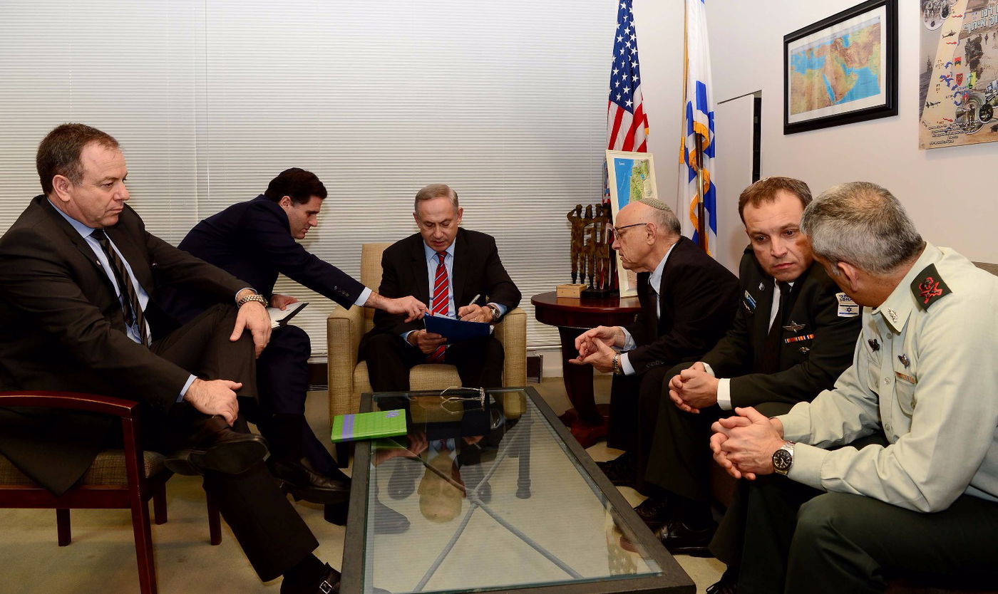 ראש הממשלה בהתייעצויות עם צוותו בשגרירות