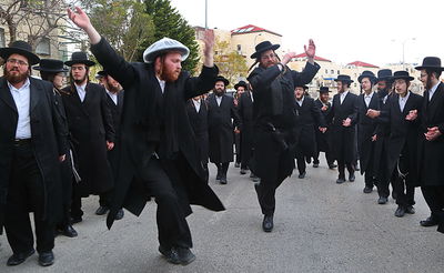 האזינו ללהיט. בתמונה: חגיגות שחרור העריק