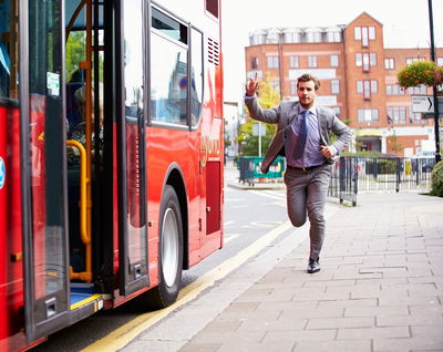 לקחת 17 אוטובוסים כדי להגיע לעבודה. אילוסטרציה