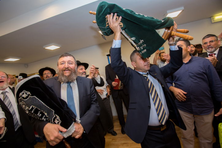 הכנסת ספר תורה לכנסת