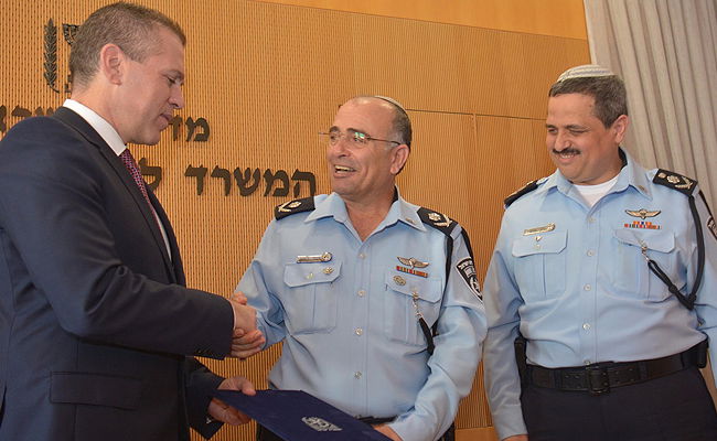 במרכז: ניצב דוד ביתן