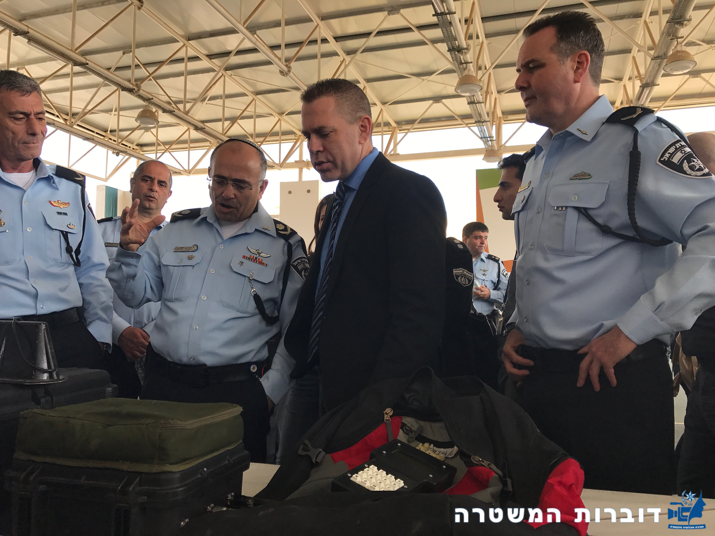 רובי M-16, רימונים, טילי לאו ולבנות חבלה. צפו בנשק שתפסה המשטרה