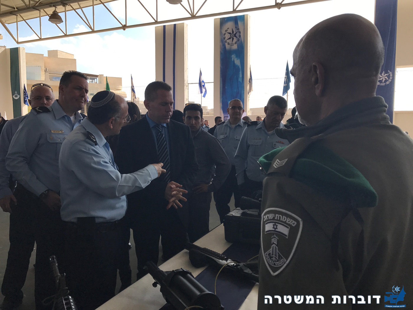 רובי M-16, רימונים, טילי לאו ולבנות חבלה. צפו בנשק שתפסה המשטרה