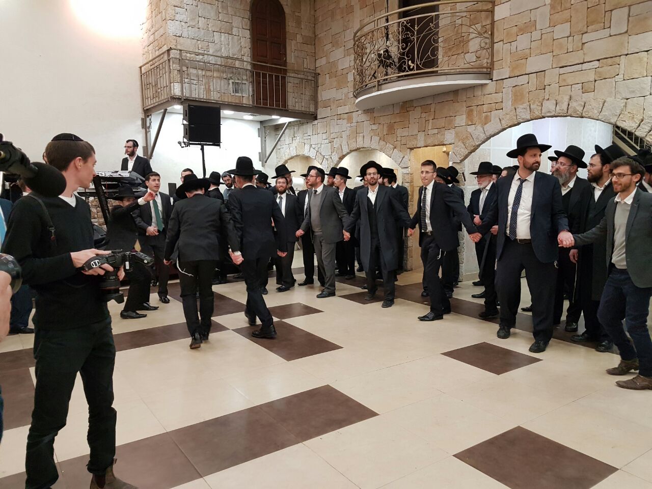 צפו: ח"כ אורי מקלב רוקד ומשמח בחתונת עוזרו דודי וורצמן