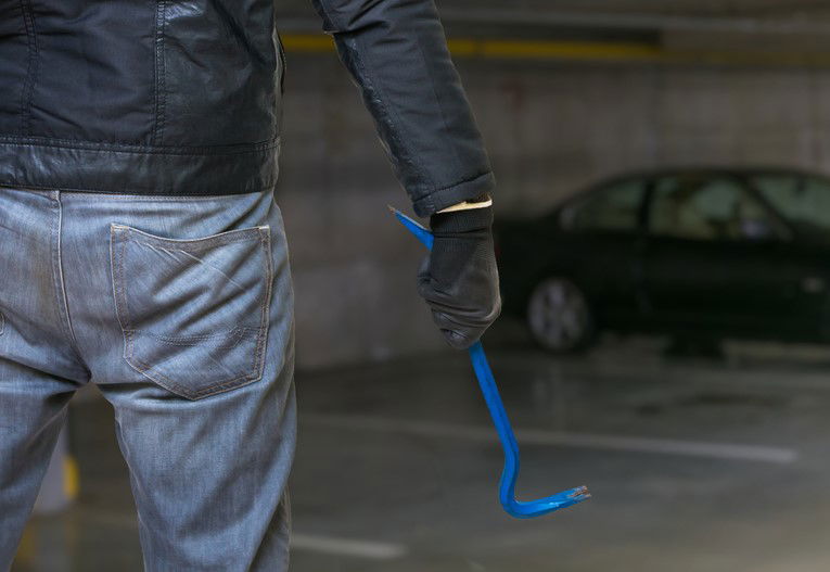 סתירות בין העדים: מי הכה עם מוט הברזל? אילוסטרציה