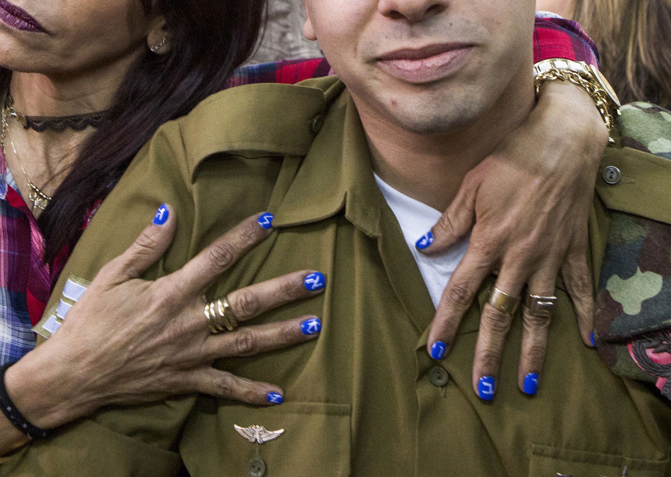 "גיבור של אמא" - הציפורניים של אושרה אזריה