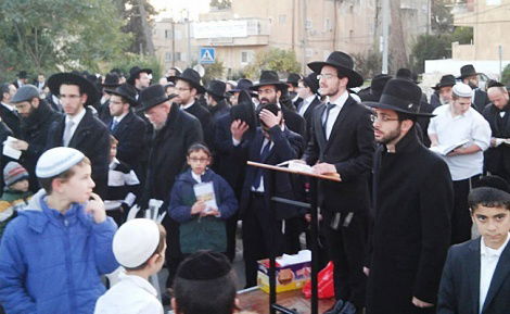 הפגנת התושבים נגד המנהל. ארכיון