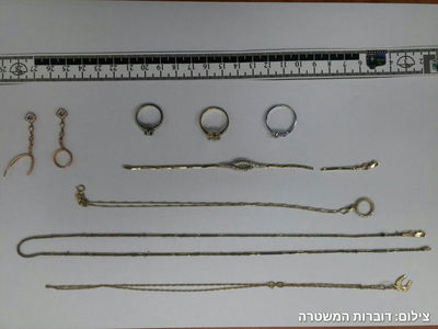 נעצרו לבדיקה וניסו לברוח עם שקית תכשיטים