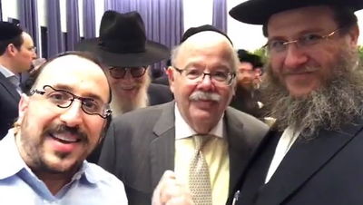 ליפא שמלצר בסלפי עם האיש הפיננסי של חסידות גור • צפו