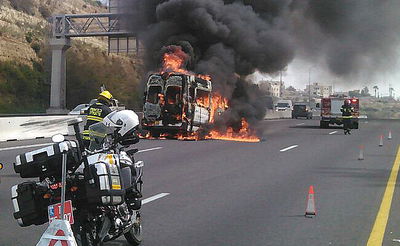 הרכב עולה בלהבות