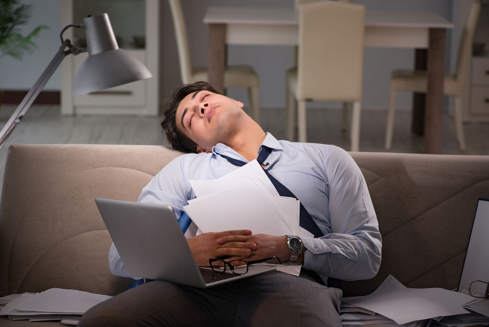 מתקשים להירדם? אולי המחשב והסלולרי שלכם אשמים