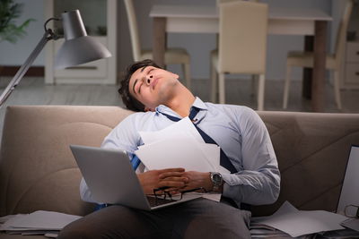 מתקשים להירדם? אולי המחשב והסלולרי שלכם אשמים