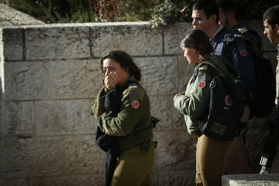 חיילות המומות בזירת הפיגוע