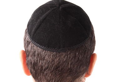 צרפת: 2 חובשי כיפה הותקפו ואצבע אחד מהם נכרתה