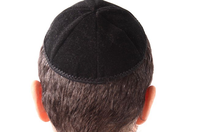 צרפת: 2 חובשי כיפה הותקפו ואצבע אחד מהם נכרתה