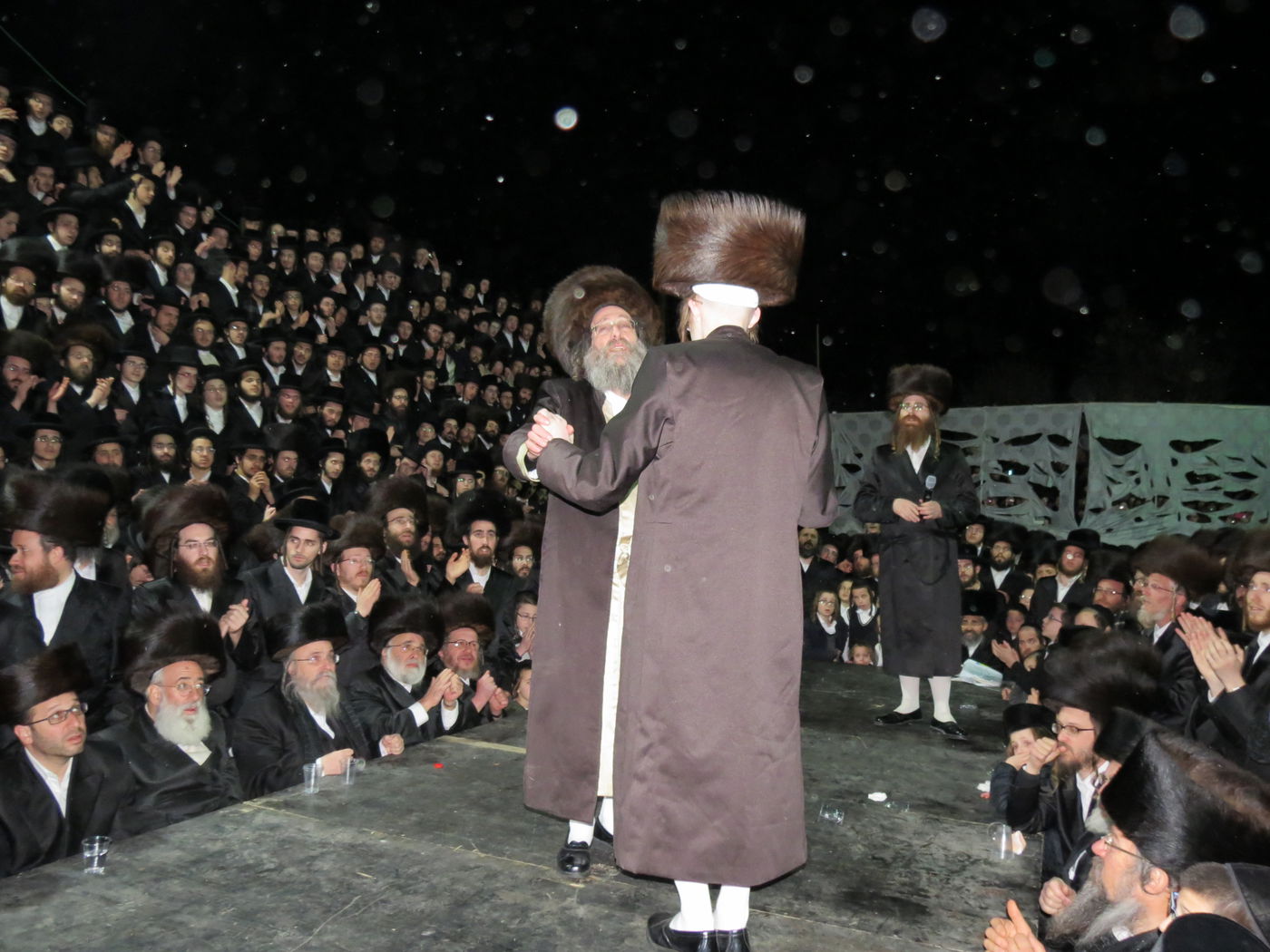 'רבי מיילך' בידרמן "הדליק" את מירון • צפו