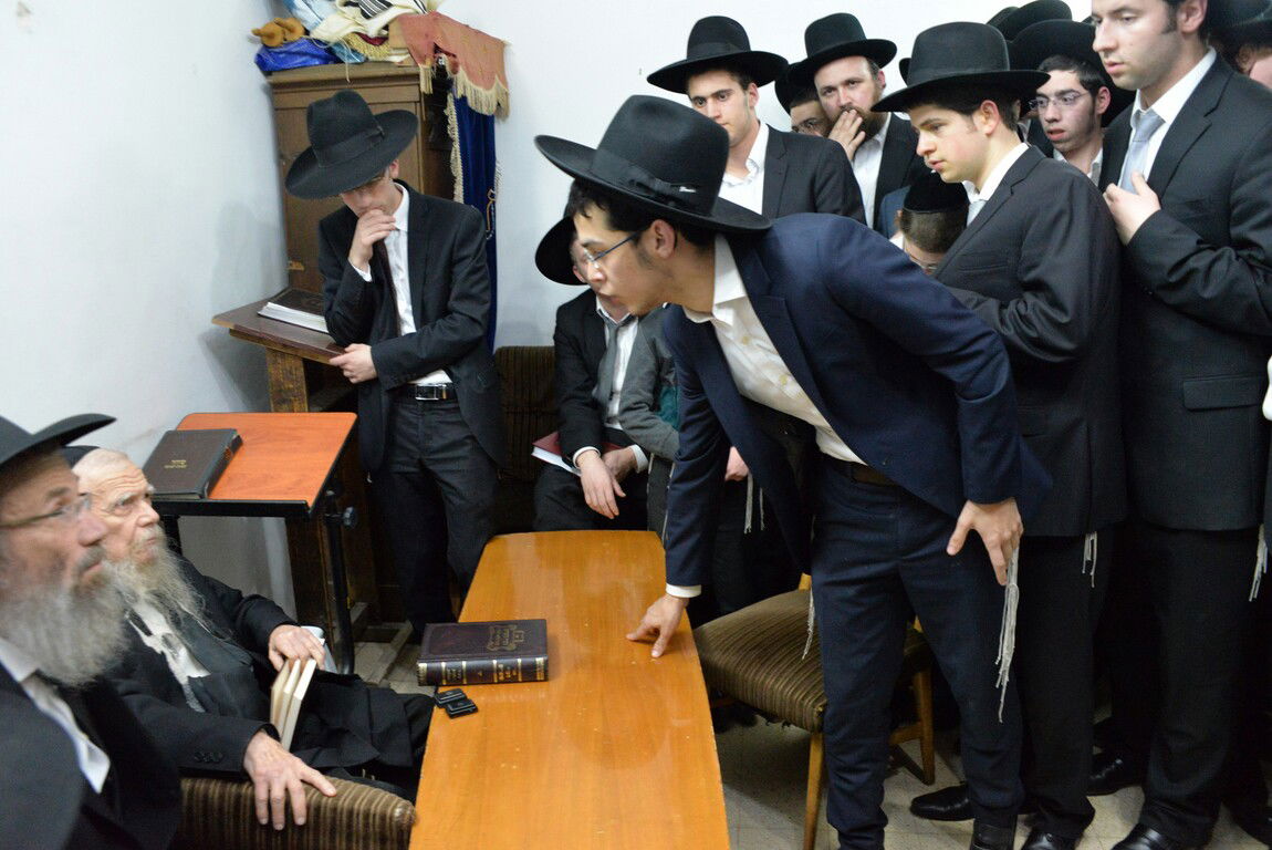 תיעוד: ניחום אבלים אצל הגרי"ג אדלשטיין