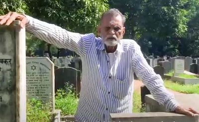 צפו: המוסלמי האחרון שבונה מצבות ליהודי מומביי