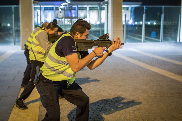 בנשקים שלופים: התרגיל של משמר הכנסת