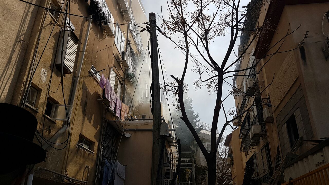 בני ברק: אישה קפצה מקומה שניה ונפצעה קל