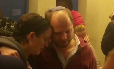 המפונים והשוטרים שרו יחד 'התקווה'. צפו