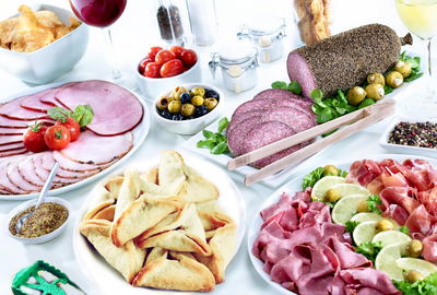 שולחן פורים עשיר עם הפסטרמות של "הוד-לבן"