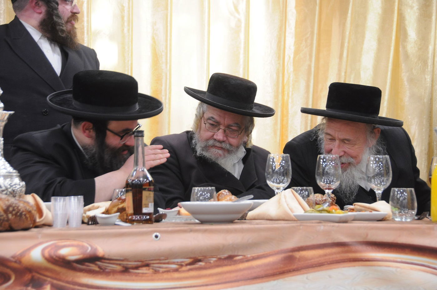 צפו בתיעוד: חלוקת המיליונים למוסדות החרדים האנטי ציונים