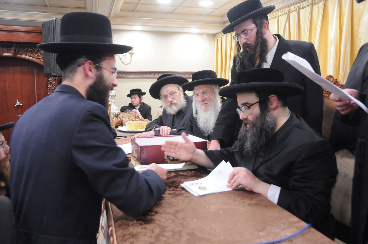 צפו בתיעוד: חלוקת המיליונים למוסדות החרדים האנטי ציונים