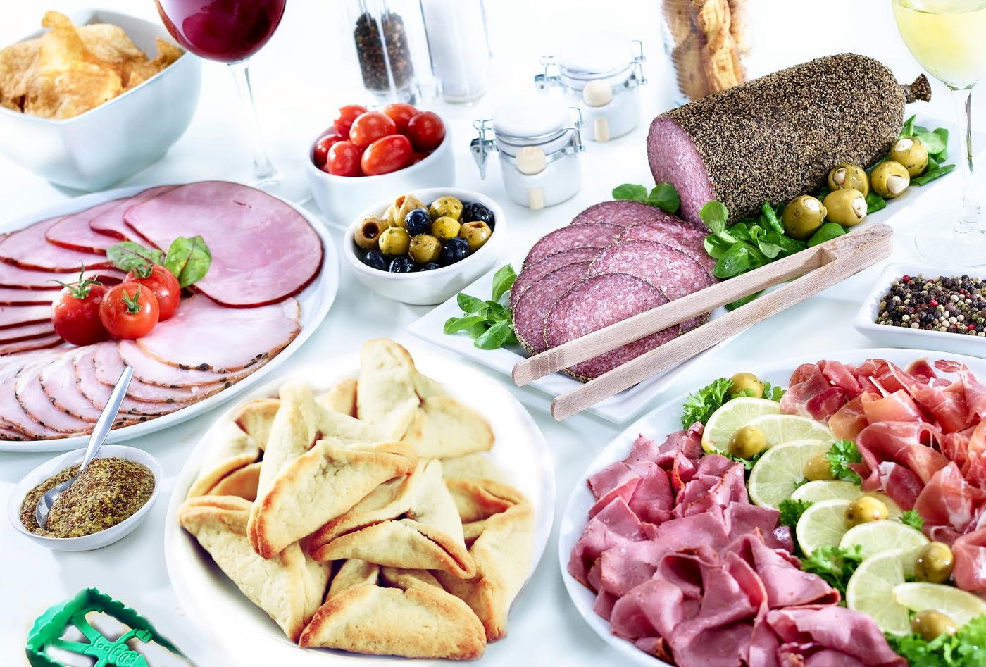 שולחן פורים עשיר עם הפסטרמות של "הוד-לבן"