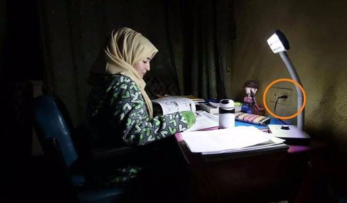 תקע המנורה מחובר לשקע, כי...?