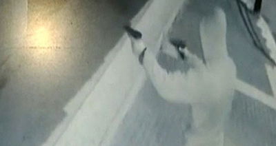 צפו: יורה בשני אקדחים לעבר המכולת