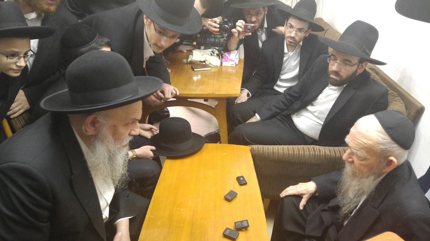 תיעוד: ניחום האבלים אצל הגרי"ג אדלשטיין