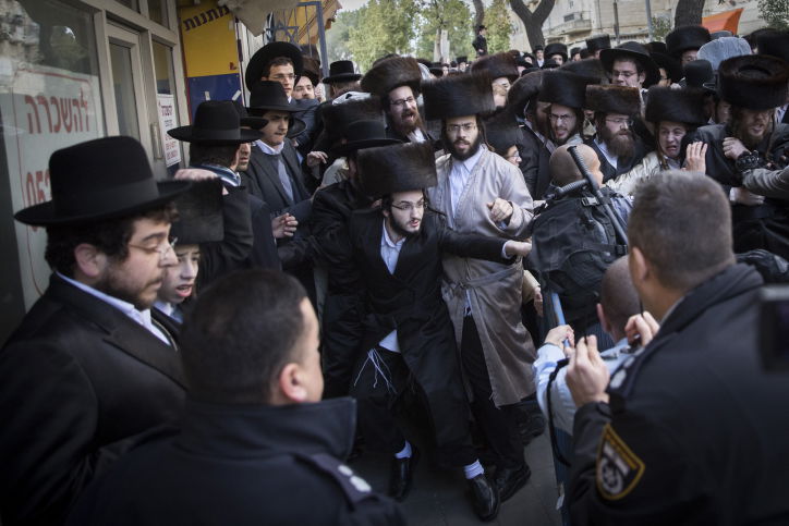 'העדה': עשו עלינו מצור בשבת; המשטרה: יידו עלינו אבנים