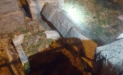 אחת המצבות בבית הקברות