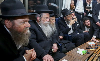 הבנים והגרי"ג אדלשטיין במהלך ה'שבעה'