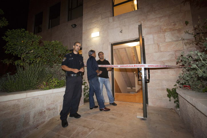 שוטרים, לאחר זריקת רימון הלם. אילוסטרציה