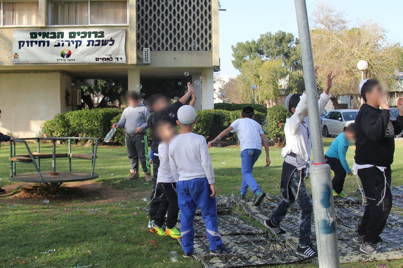 ילדי הניצולות שעד לפני חודשים אחדים גדלו בכפרים ערביים, בחזותם היהודים, לפני כניסת השבת המיוחדת.