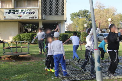 ילדי הניצולות שעד לפני חודשים אחדים גדלו בכפרים ערביים, בחזותם היהודים, לפני כניסת השבת המיוחדת.