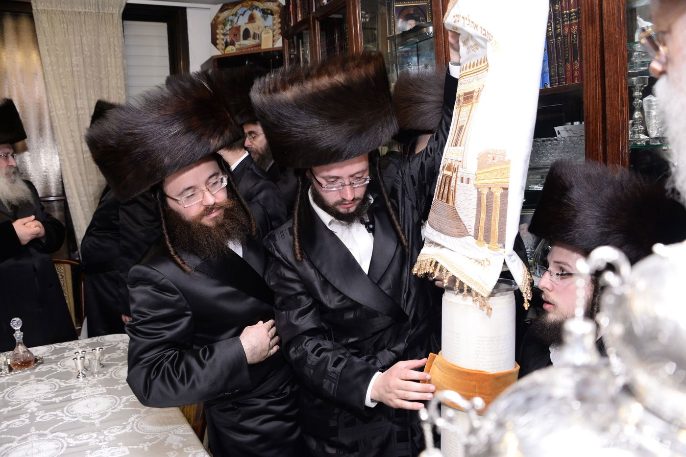 תיעוד ענק: הכנסת ספר התורה בנדבורנה