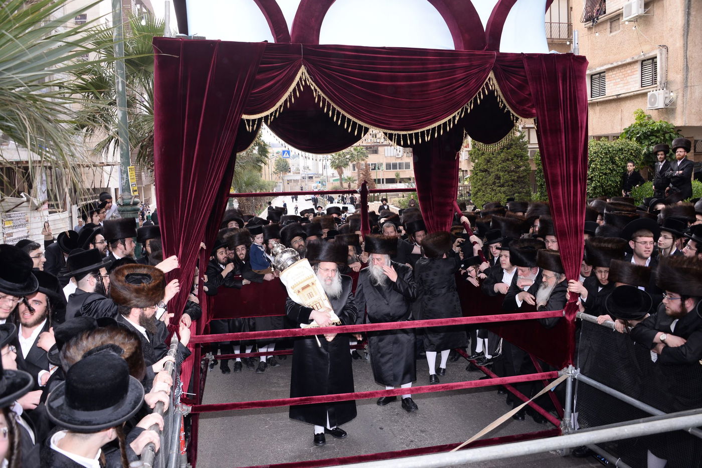 תיעוד ענק: הכנסת ספר התורה בנדבורנה